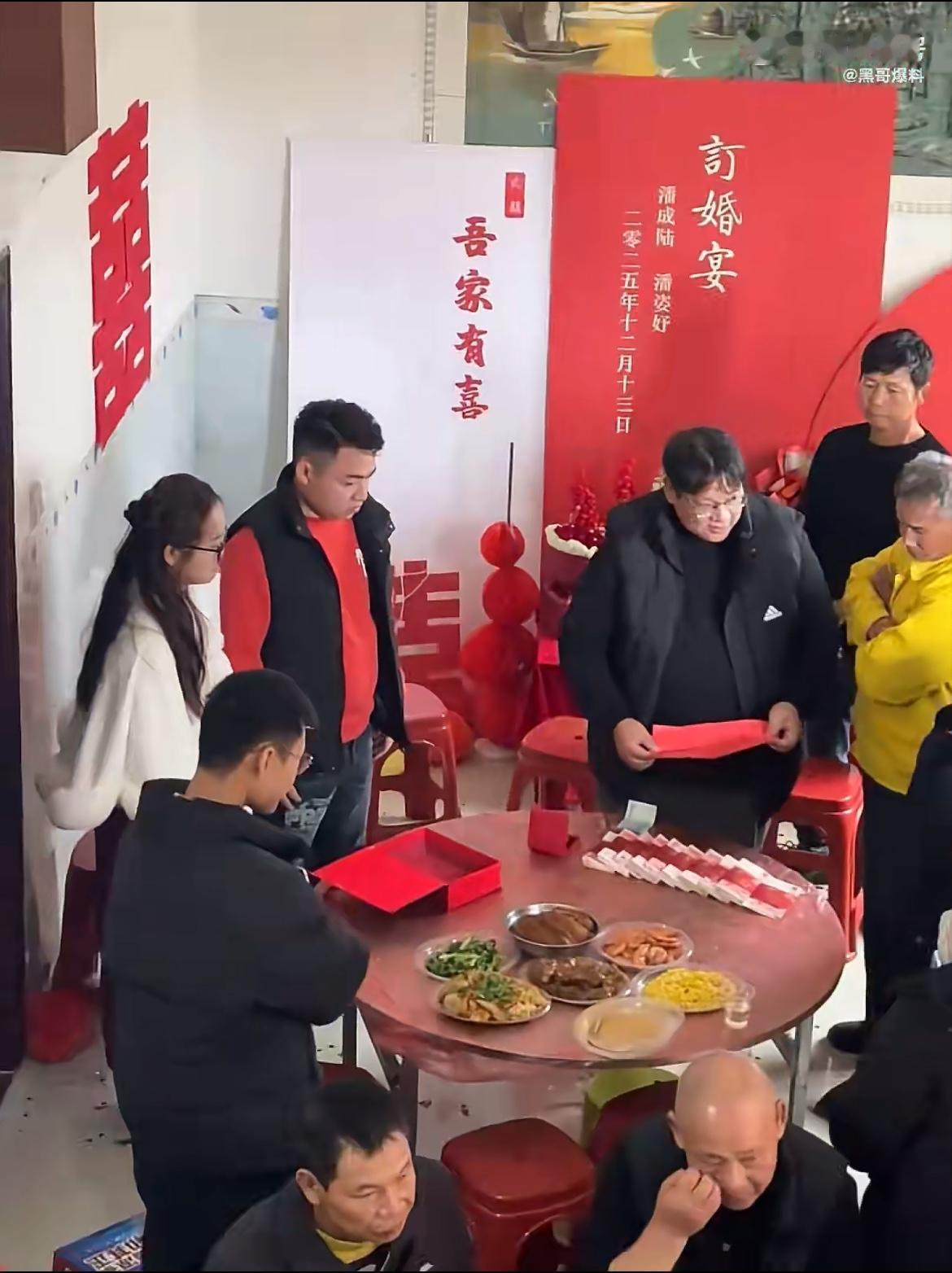 一场尴尬的订婚礼，男子看着桌上的几十万彩礼心里五味杂陈，从始至终没有一点笑容，这