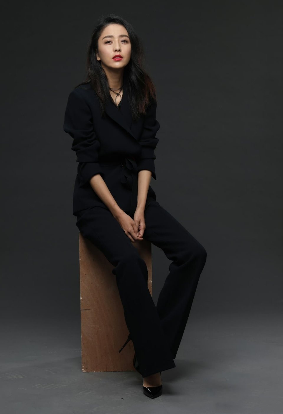 佟丽娅，红唇黑衣定妆照，姐姐生图更真实美丽。佟丽娅