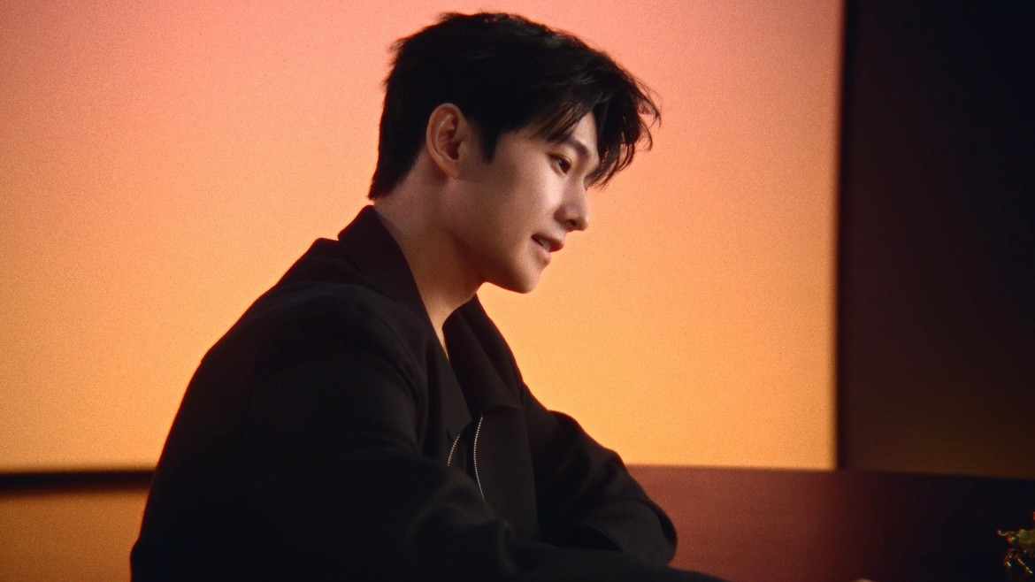 杨洋将福气与贵气刻进骨子里杨洋送福，是动了真格的。一个他潜心书写，让福字有了筋