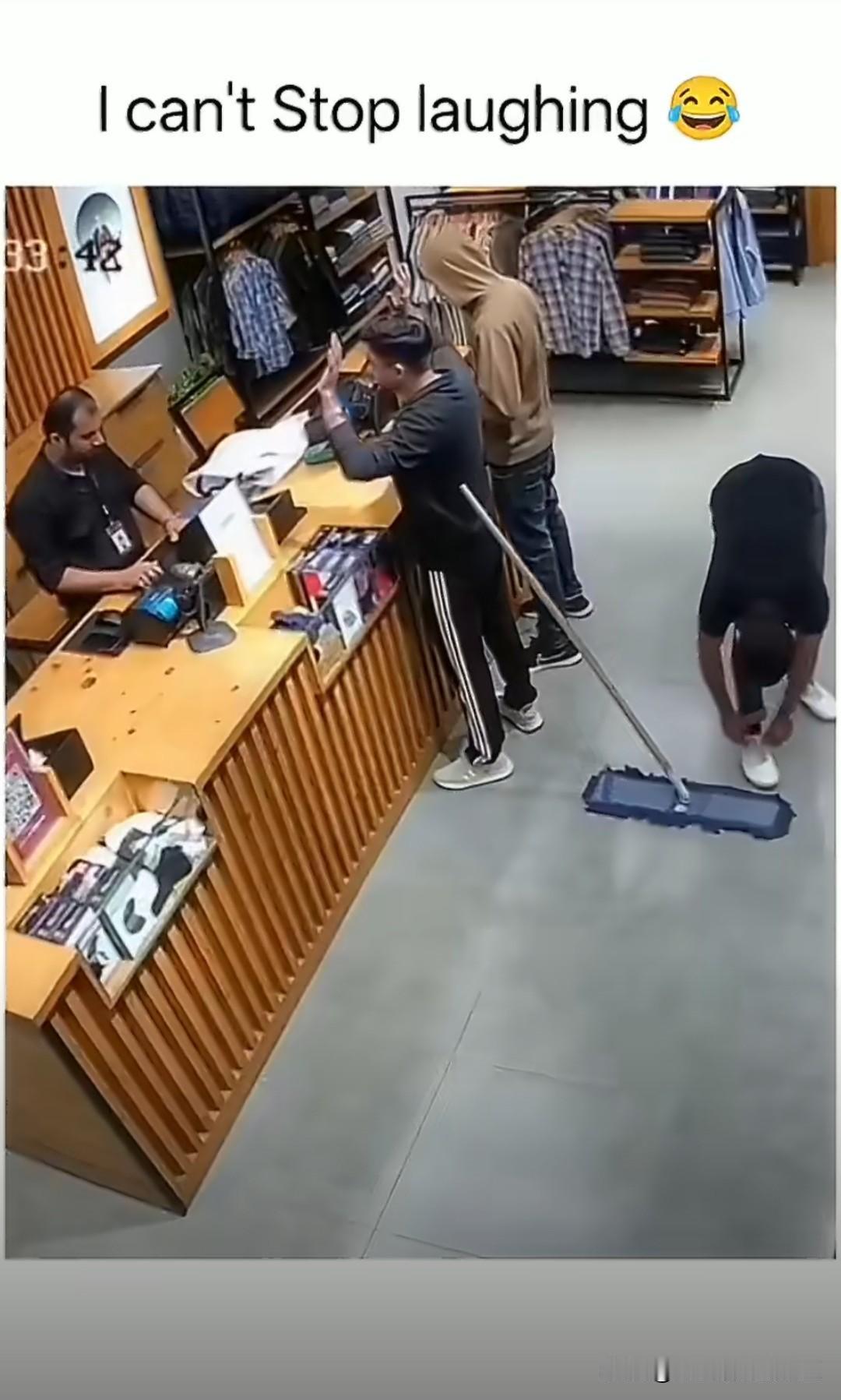 一段国外监控拍摄视频，觉得好笑又感到悲哀。一小哥在店里服务台准备付钱，另一个