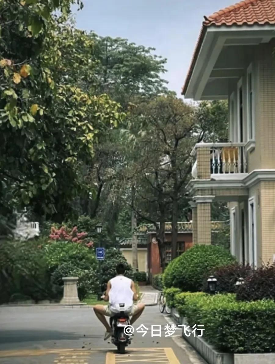 胡明轩在二沙岛骑小电驴！广东队从东莞出发广州二沙岛集训时，张文逸租了货拉拉的车