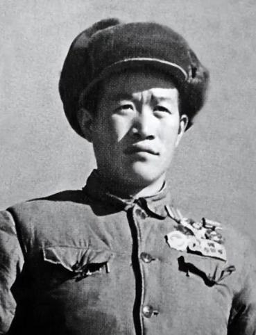 1964年，伟人得知奇袭白虎团的英雄排长从朝鲜战场归来已11年，却依然只是副连长