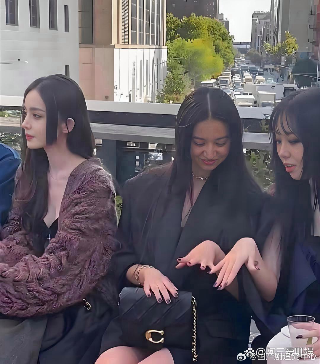 在绝对美貌跟前，脸的大小不值一提