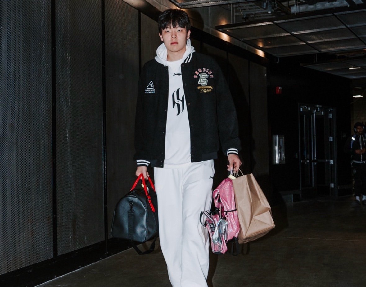 打完今天的比赛后,杨瀚森被网友喷惨了。我大概看了下,主要喷他的两个点:1.从来