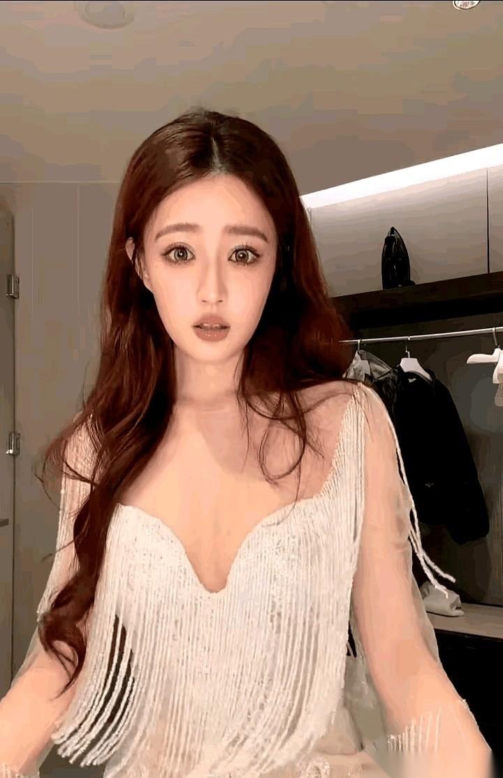 连乔任梁当年亲口夸的那个“干净”，最后还是没保住。看着她现在，浓妆，奇装，对着