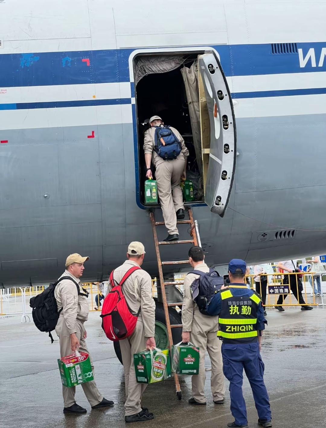 俄罗斯的飞行员在离开中国之前，每个人手上都拎着一箱来自中国的啤酒！有的人甚至还