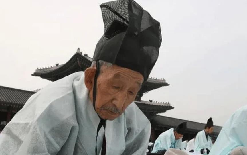 1138年，科举考试结束，赵构发现探花是一名白发苍苍的老人，便问道：“您多大，有