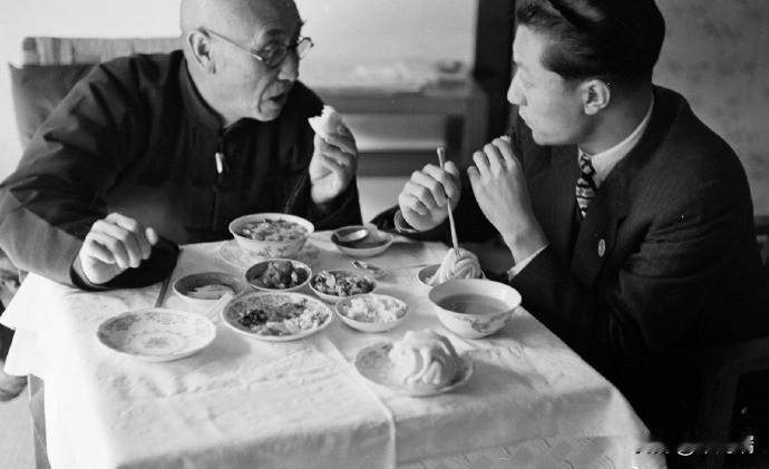 根据美国《生活》杂志的资料，这一组照片由摄影师卡尔·迈登斯（CarlMydan