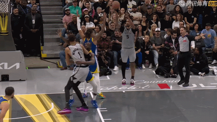 文班直接一个转身隔扣了追梦……这球太变态了