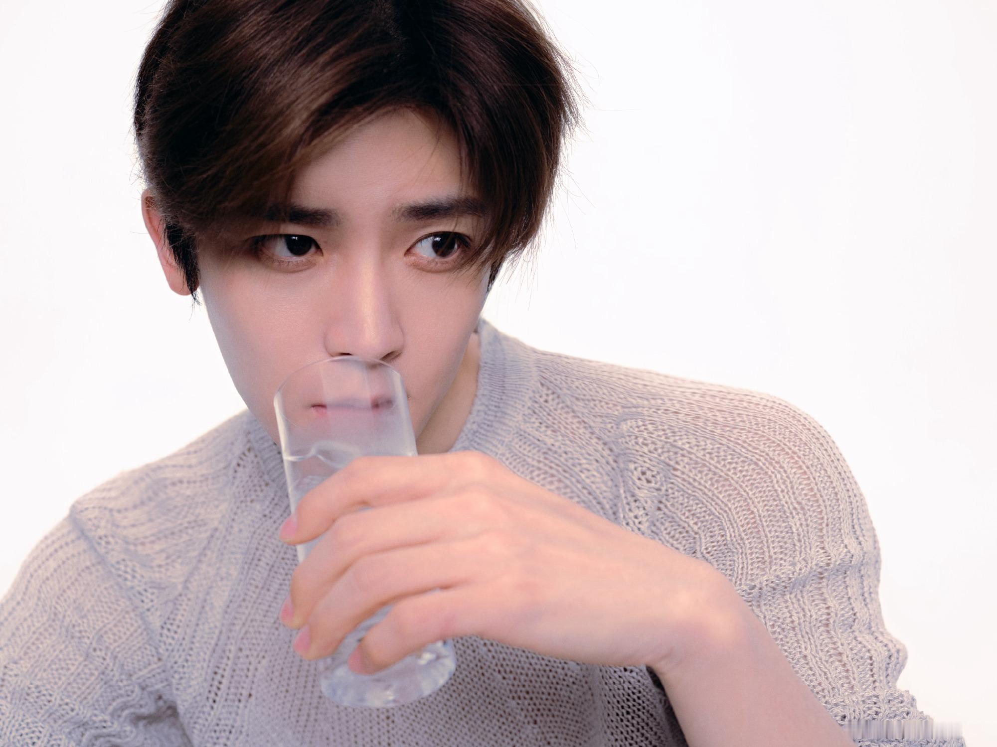 1.由侯明昊、艾米、王以纶、马秋元等人主演的古装剧《雀骨》，计划7月25号播出，