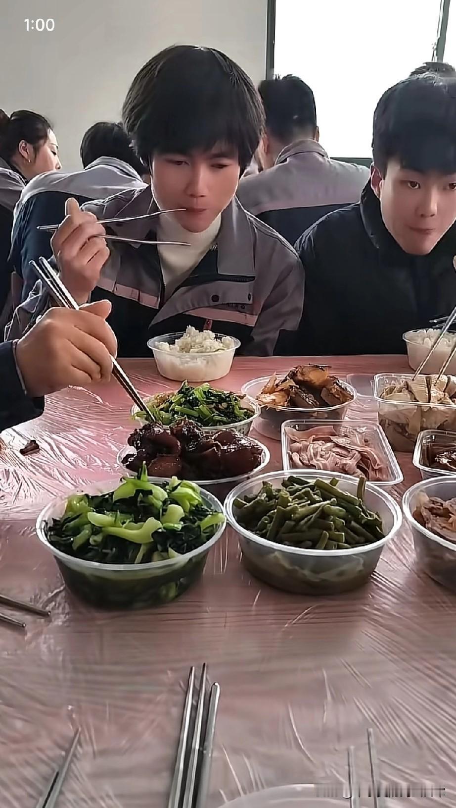 大厂年夜饭太寒心了！同样是厂里的员工，一顿年夜饭，吃出了天差地别的待遇。