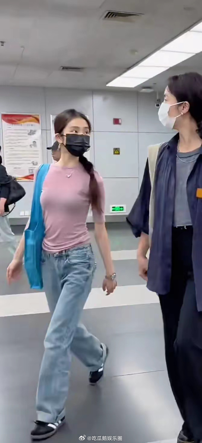 19岁黄多多放暑假回国！穿搭平价，人又瘦又美，孙莉有意衬托女儿！​​​