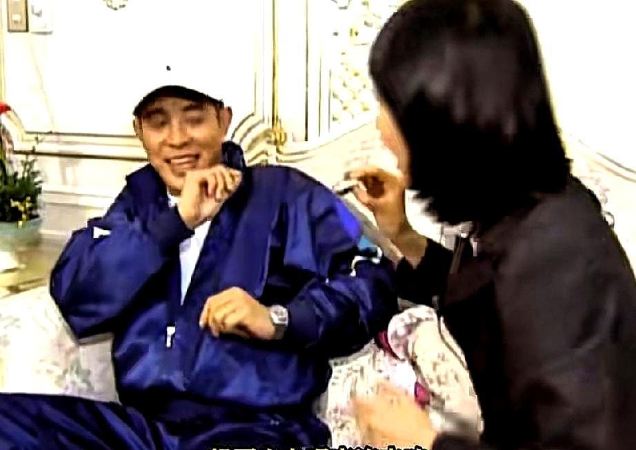 尴尬！福特F150从雪地里，硬生生把动弹不得的赛博皮卡拽了出来。车主一脚电