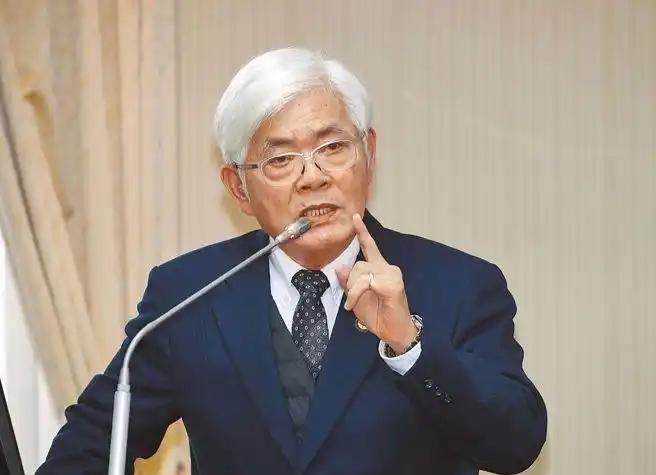 台“中选会主委”李进勇昨在“立法院”备询时动怒，回呛国民党组织性犯罪。国民党高雄