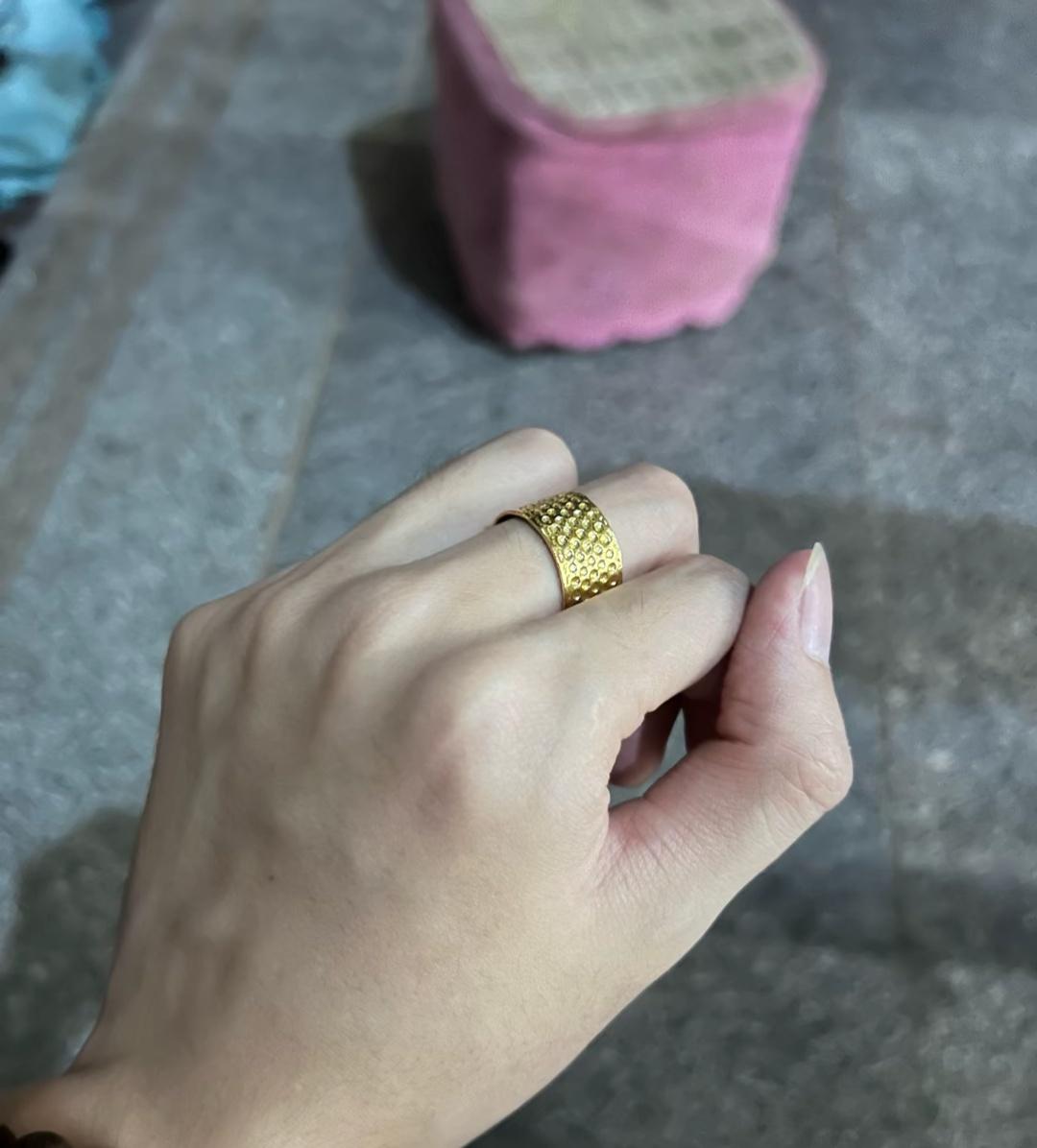 我拿这张图问豆包，这个戒指是不是周大福的？豆包说:不是周大福的，很有可能是周大娘