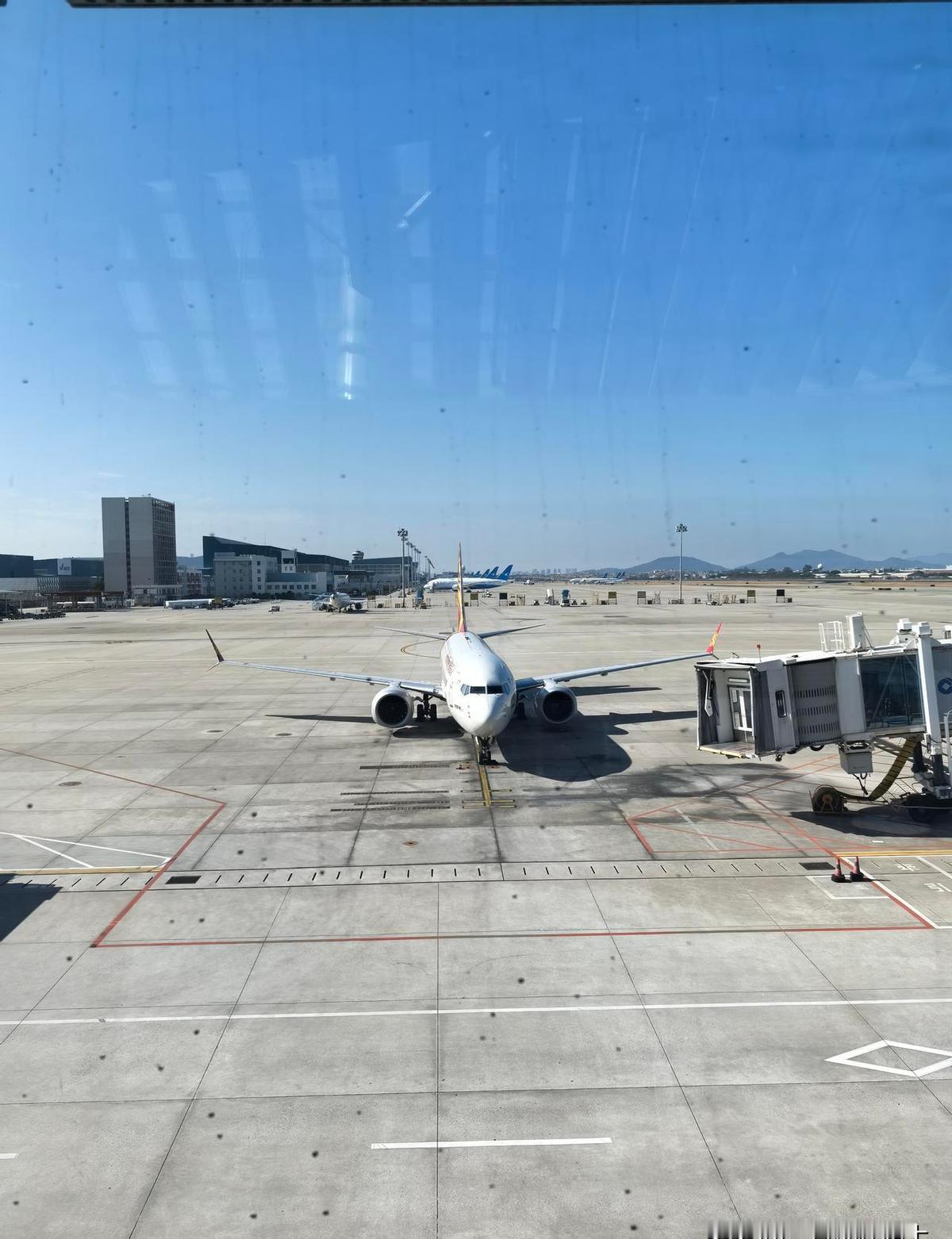 千万别以为上了飞机就是在万米高空平躺了！有些航线飞着飞着你会发现，窗外的雪山尖