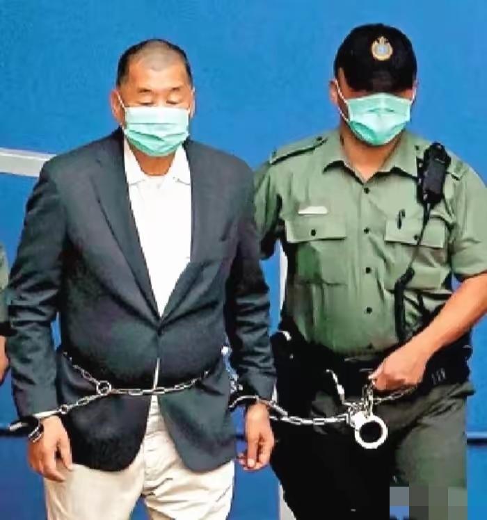 谁能想到，曾经嚣张到不可一世的乱港头目黎智英，如今在法庭上彻底怂了。戴上手铐