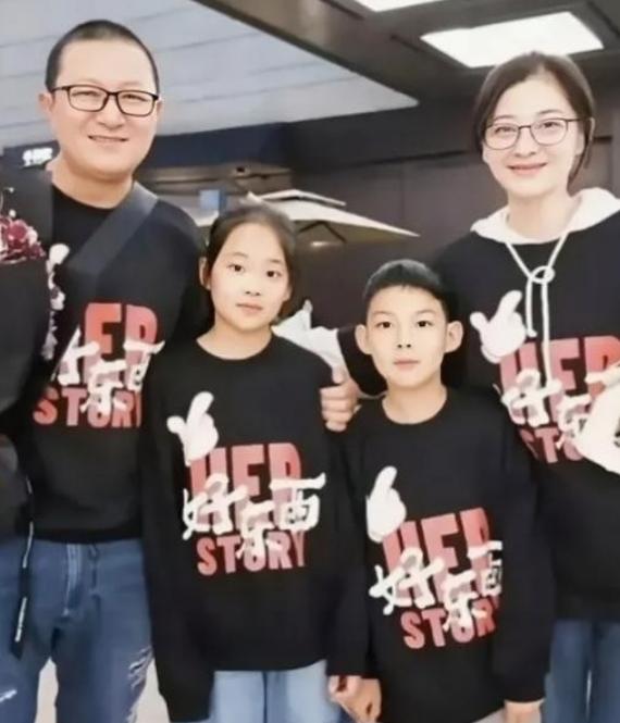 很多人不知道梅婷有过三段婚姻。她第一任丈夫是叶挺的孙子叶大鹰，叶大鹰是电影导演，