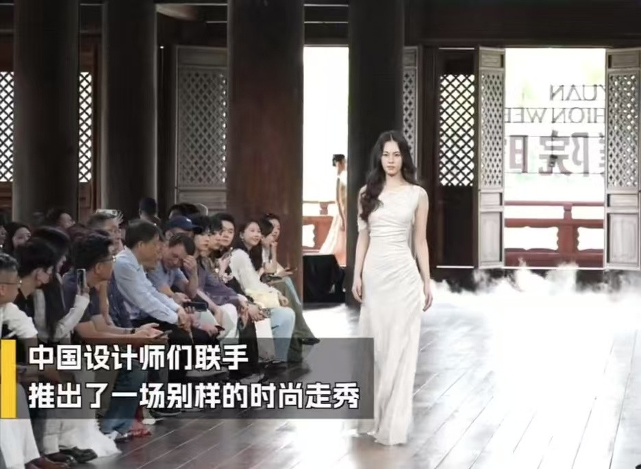 一生要出片的年轻人为何钟爱古镇古镇是时光琥珀，封存着旧日诗意。青砖黛瓦似墨染，流