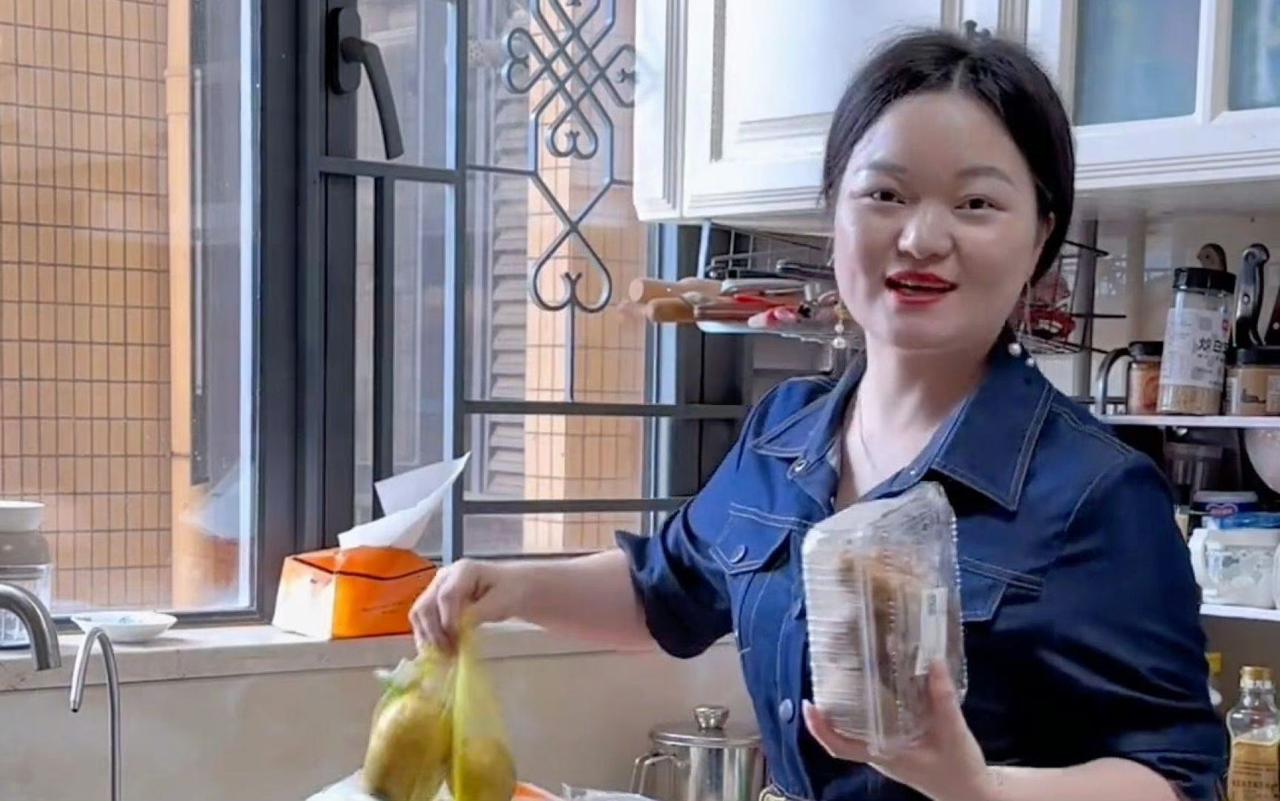 重男轻女，做过微商，未婚先孕，做饭全是广的塌房网红王蓉又添一笑话，直播卖货送自己