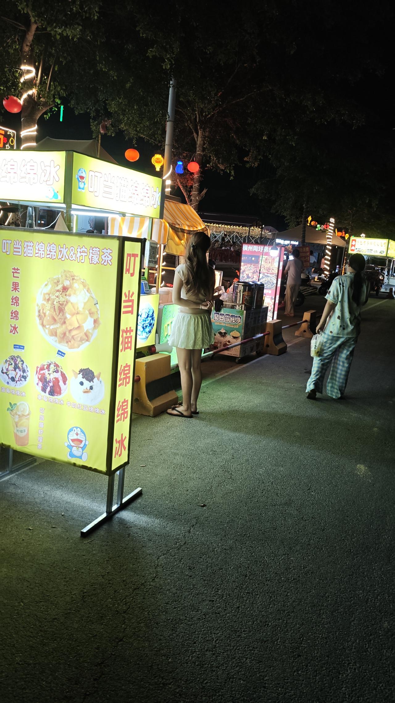 烧烤摊、冷饮铺、人字拖夏天如期而至