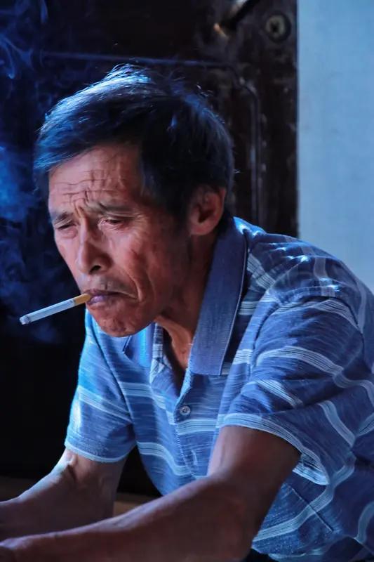 2019年春天，老陈做了人生中最后悔的一个决定。那天他盯着盘面看了三个小时，