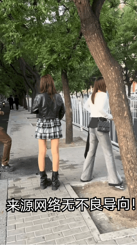 黑哥只要轻轻招手？美女竟然主动投怀送抱？黑人的魅力难道这么大吗？社会奇葩事分