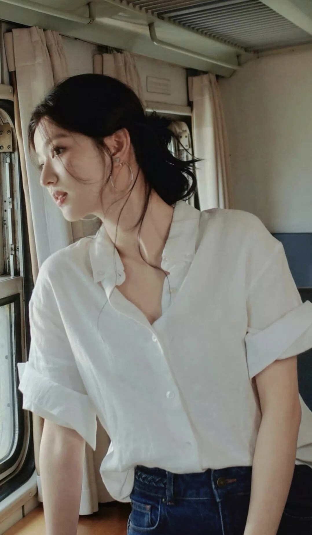 王楚然写真释出，头发随意挽起，搭配白衬衣，性感迷人，职业女性简约穿搭演绎知性氛围感
