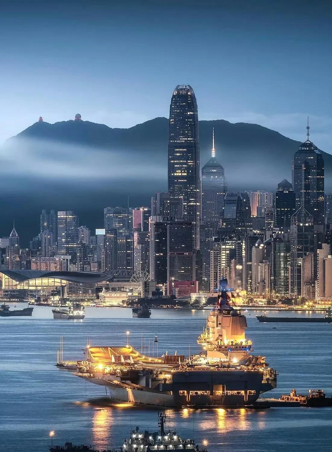 这张图片可以封神了，夜幕下的山东舰与繁华的香港维多利亚港相得益彰，无论是构图、画