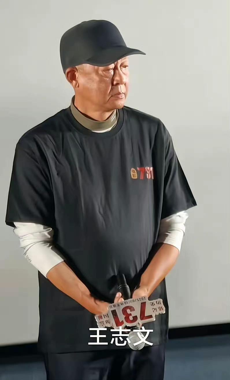 我终于知道为什么王志文59岁久未拍电影，却依然被观众称作“老艺术家”。客厅里的