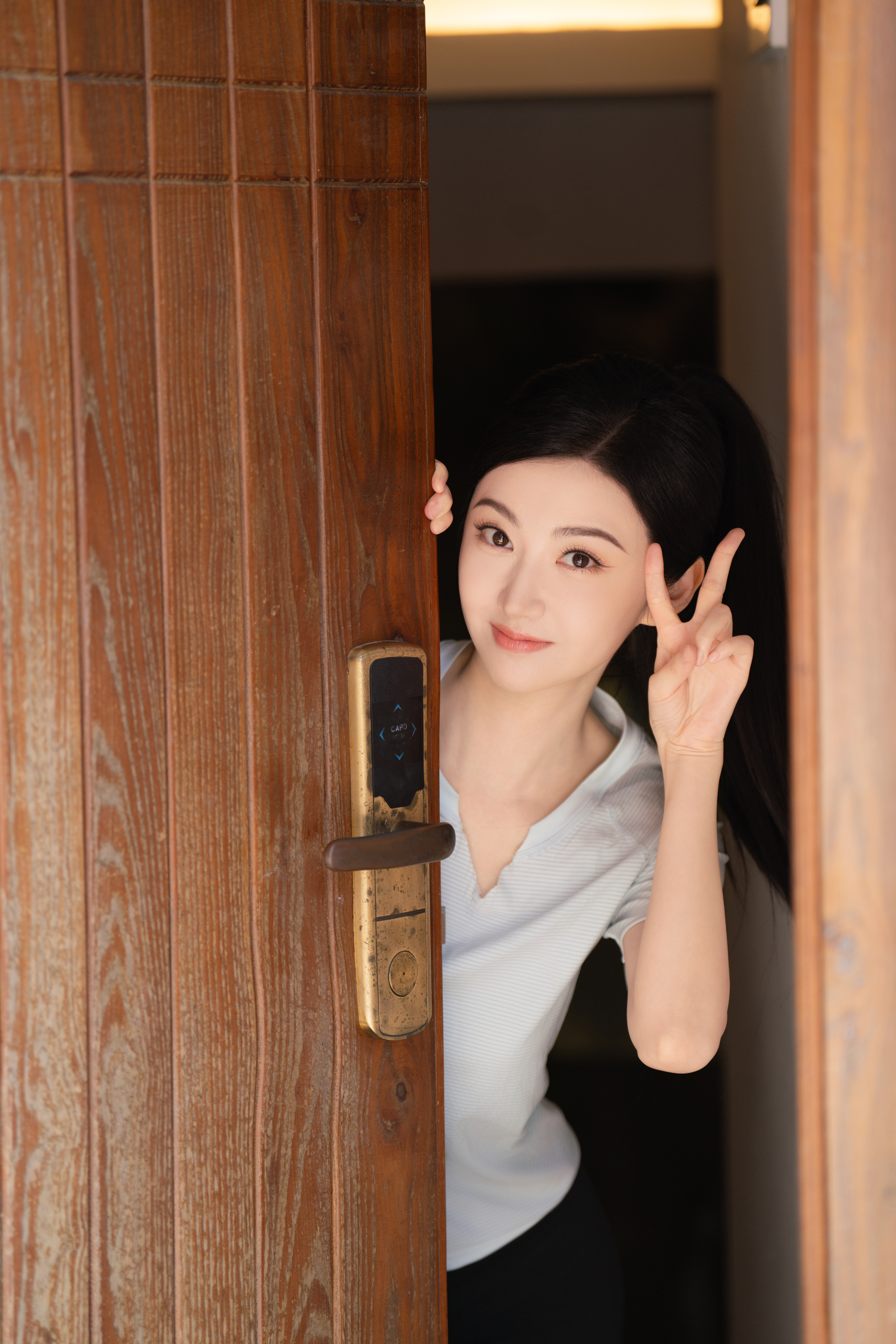 景甜长发与衣袂同风轻摆，把松弛的惬意、灵动的明媚，都融进这一组光影，像在说生活