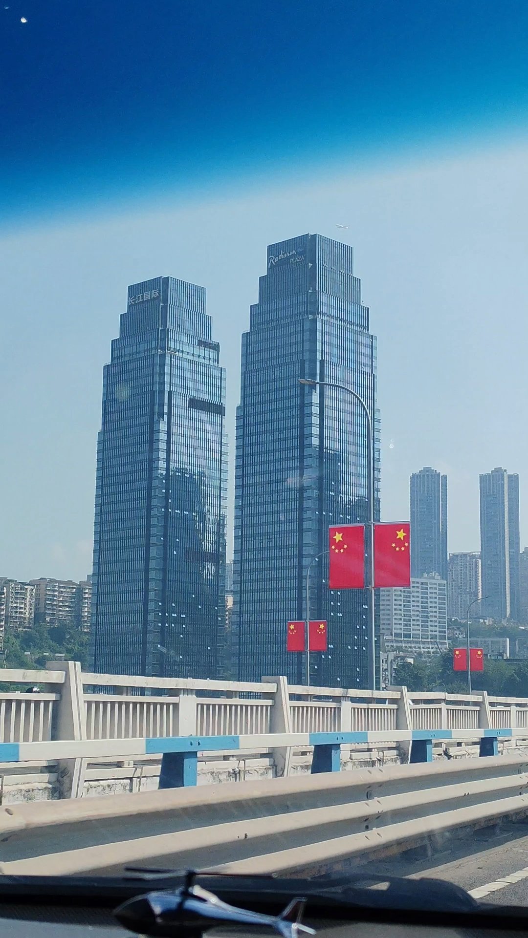 去学校还经过长江国际​​​