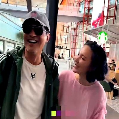 红毯上两人连个比心动作都凑不到一块，满屏冒着尴尬。闪光灯一灭，郭晓东立刻伸出手，一把揽过程莉莎的腰，
