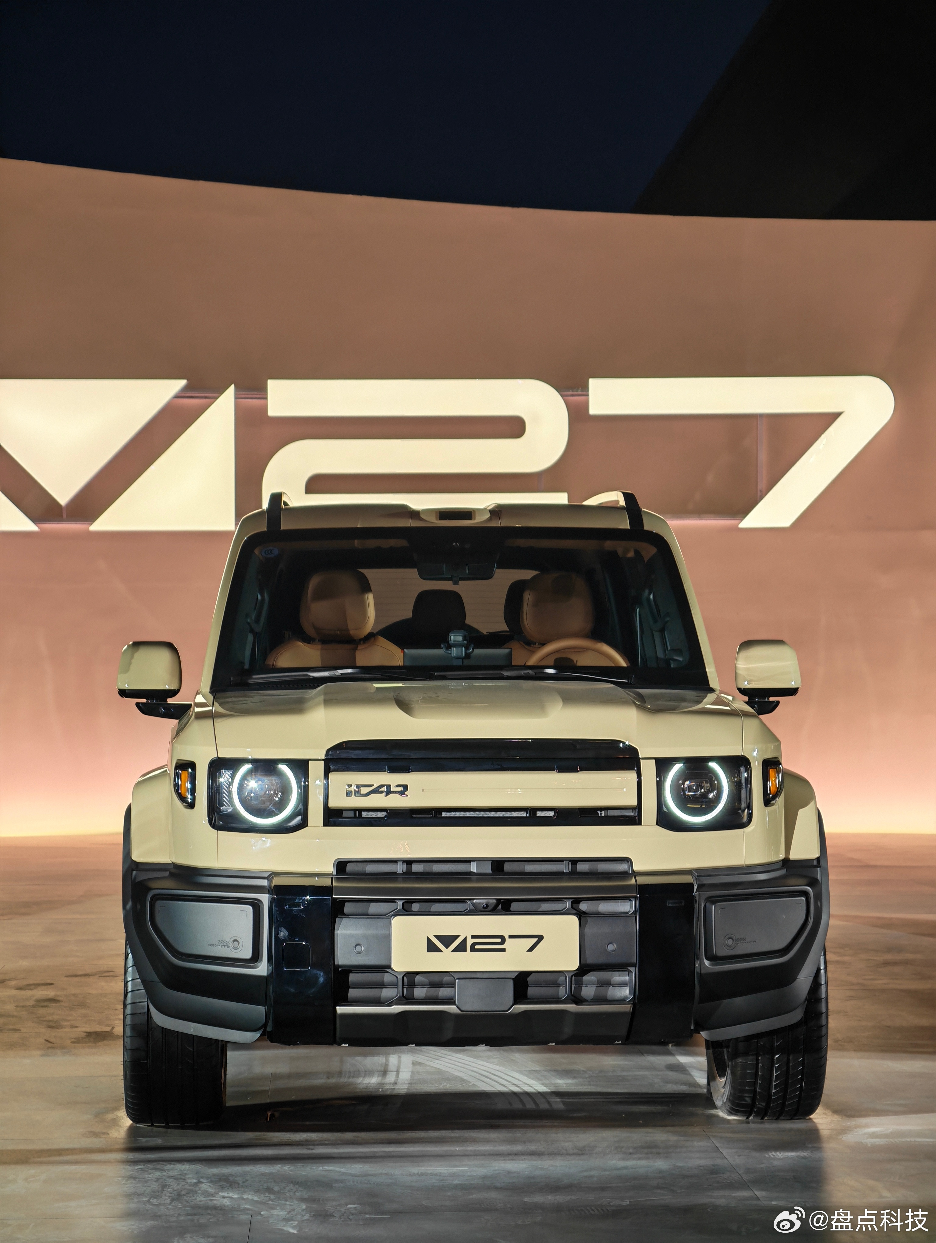 来到了『全能硬派，全家是爱』的iCARV27，新车上市发布会现场，作为新硬派越