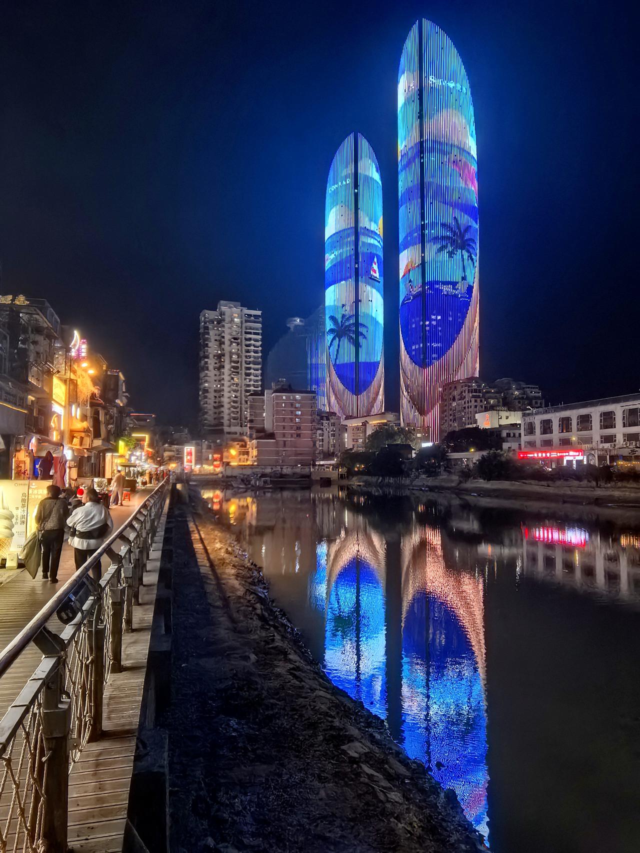 世茂双塔灯光秀。夜泊沙坡尾，渔港凝波，旧埠藏幽。世茂双峰凌霄而立，倏尔华灯齐绽，