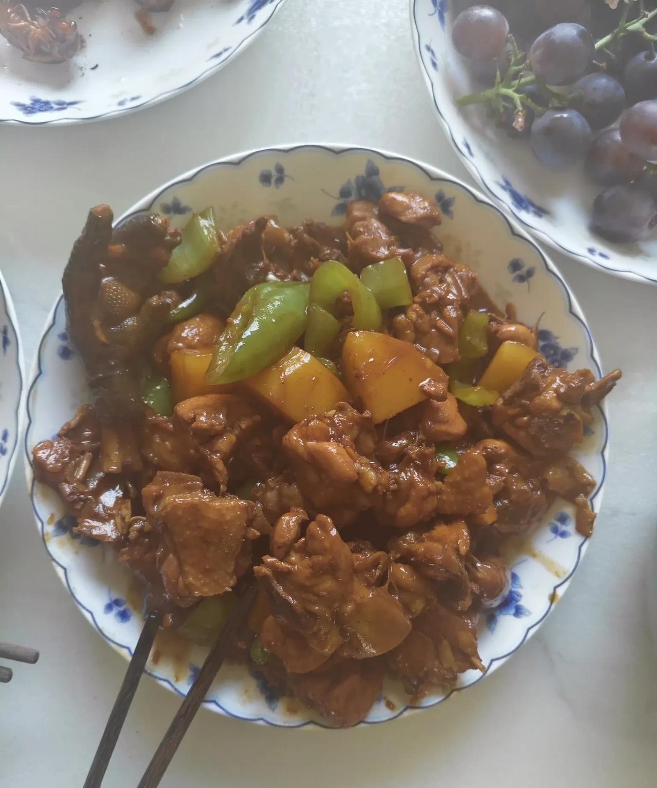 昨天我们的晚餐是这样的:边炒鸡、酱牛肉、油炸知了猴，凉拌青萝卜丝，外加一盘玫瑰香