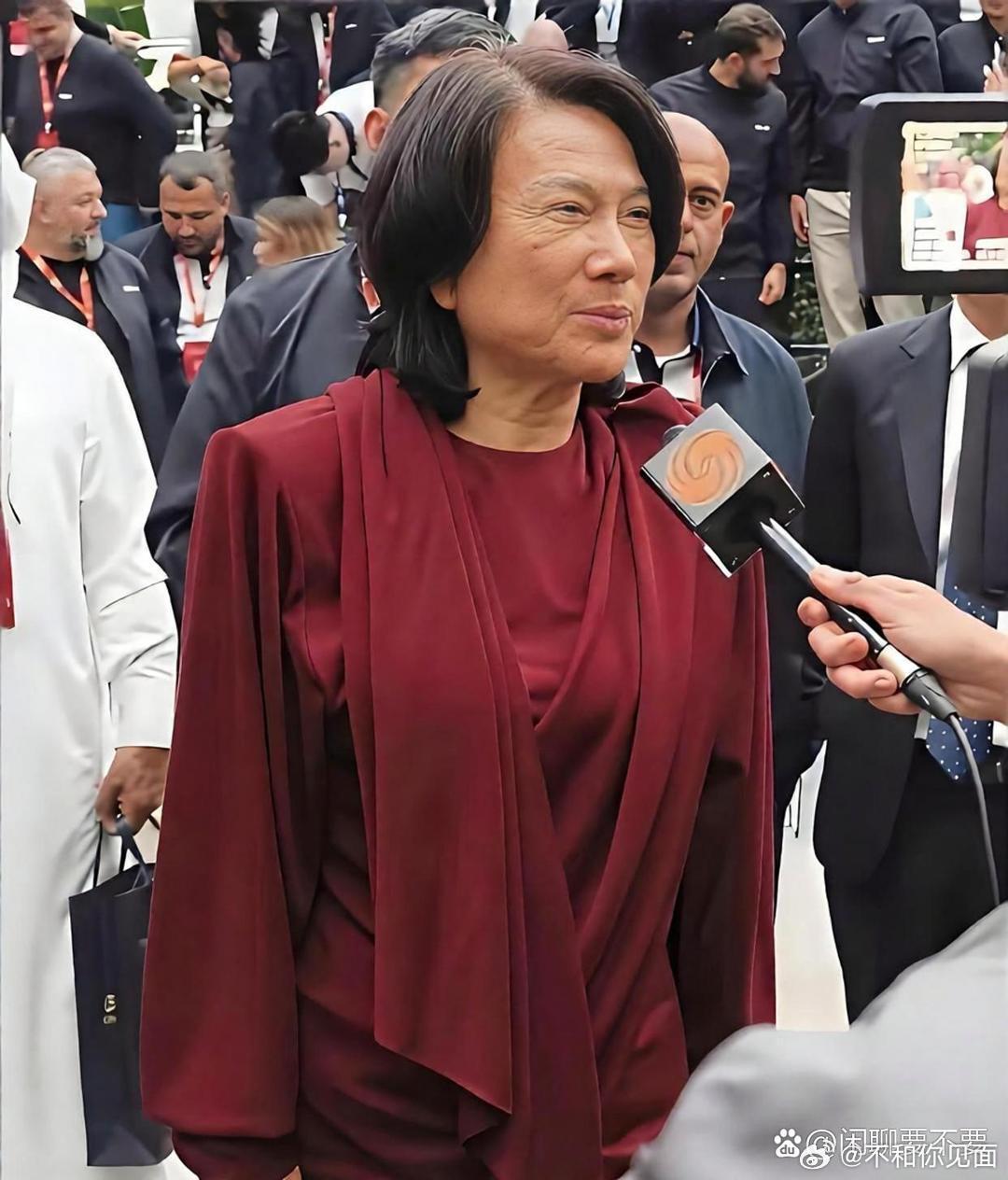 主持人问董明珠：“你朋友圈里都是马云、王健林、刘强东这些大佬，平时都聊些什么呀？
