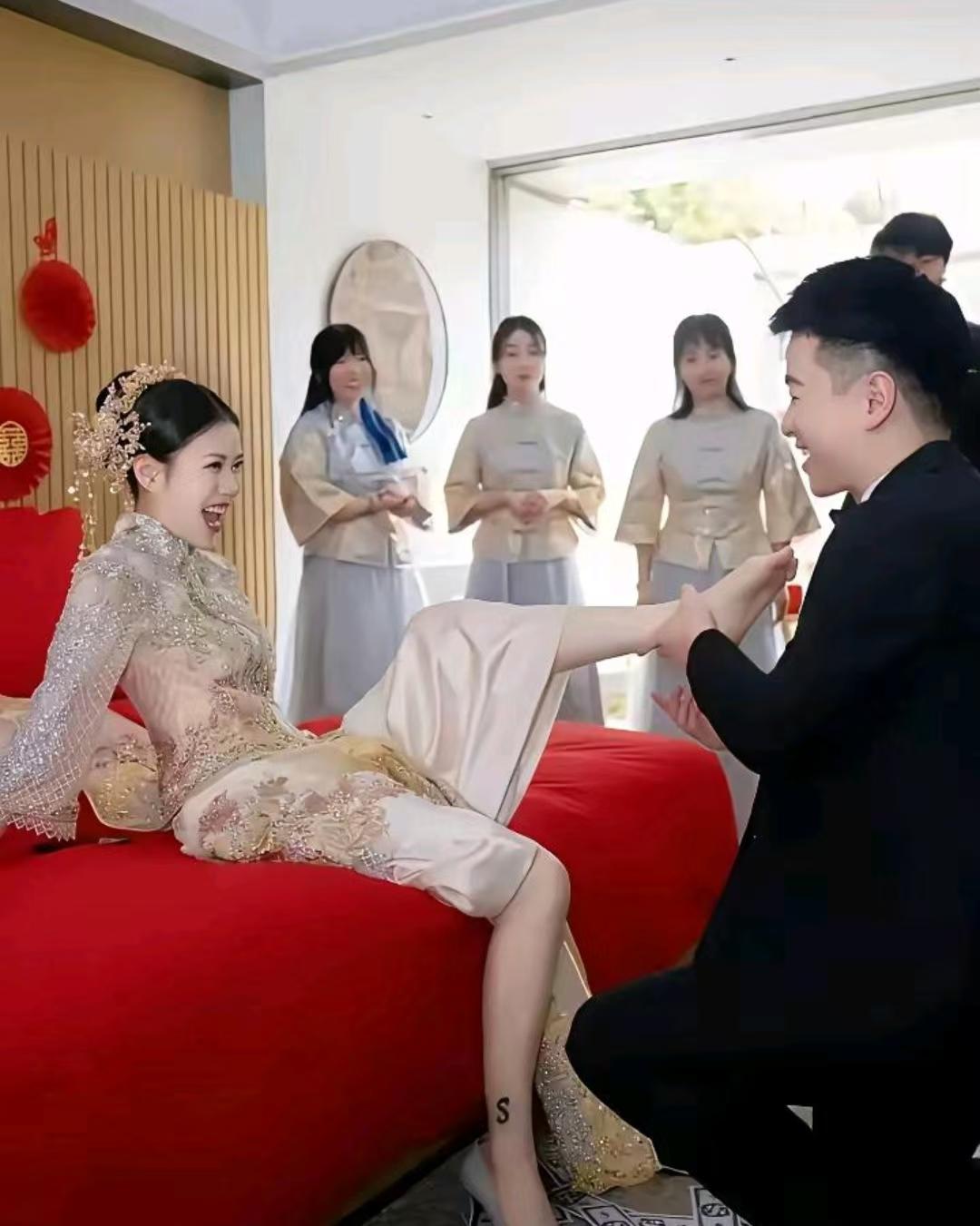 有谁知道这新娘腿上纹的S是啥意思吗？新郎给新娘穿鞋时笑到劈叉，我放大一看