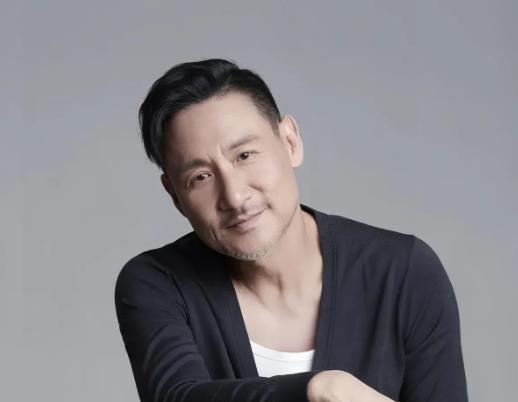 王晶说："张学友是四大天王里最独特的存在，一个很不一样的人。"主持人好奇："怎么