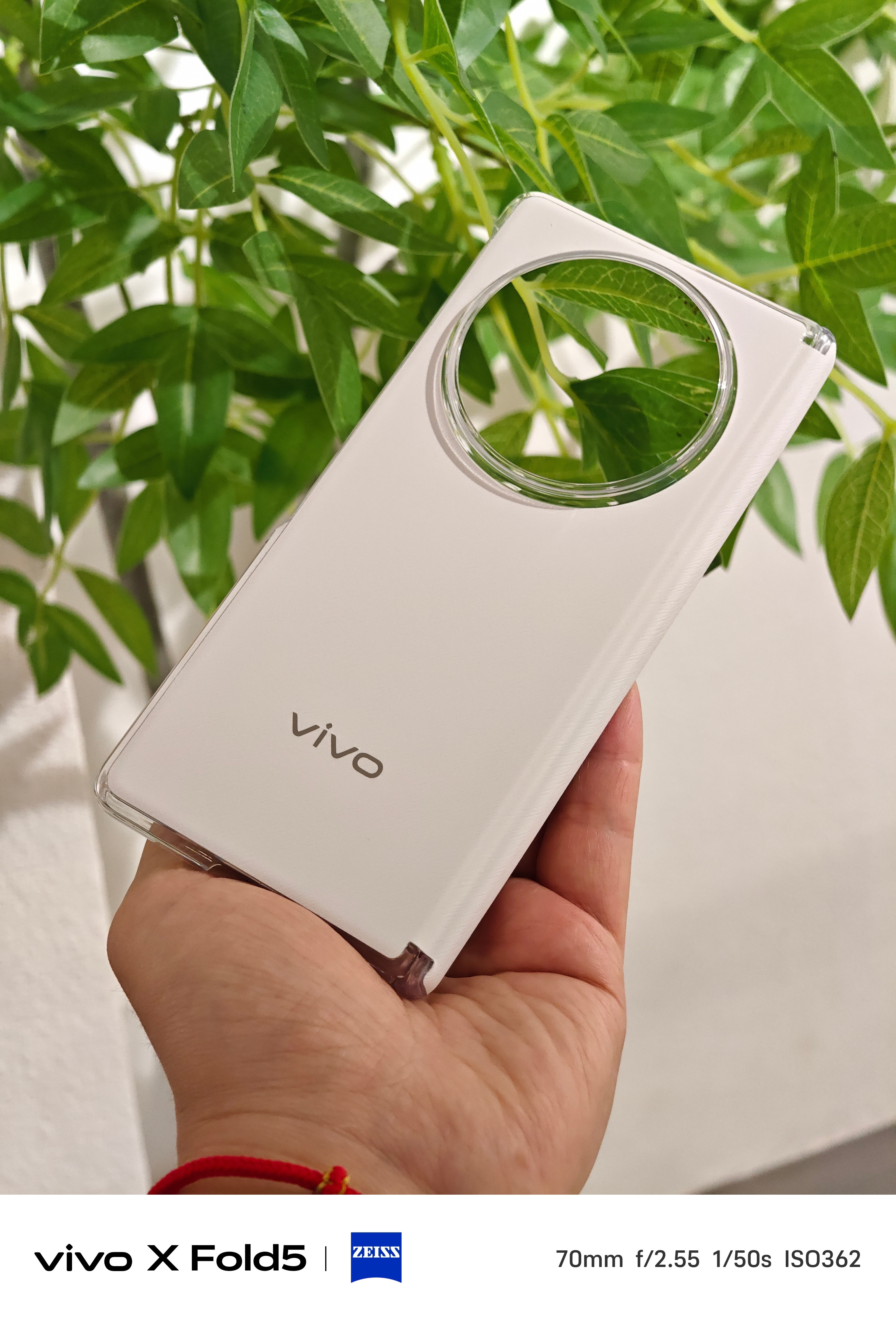 vivoXFold5随机附赠的原装手机壳。[并不简单][并不简单]这个质感和