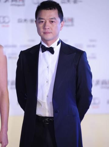 如果我是李亚鹏，我绝对不允许李嫣穿得这么暴露！最近一组李嫣的街拍视频被曝光，李嫣一身低胸黑吊带配黑裤