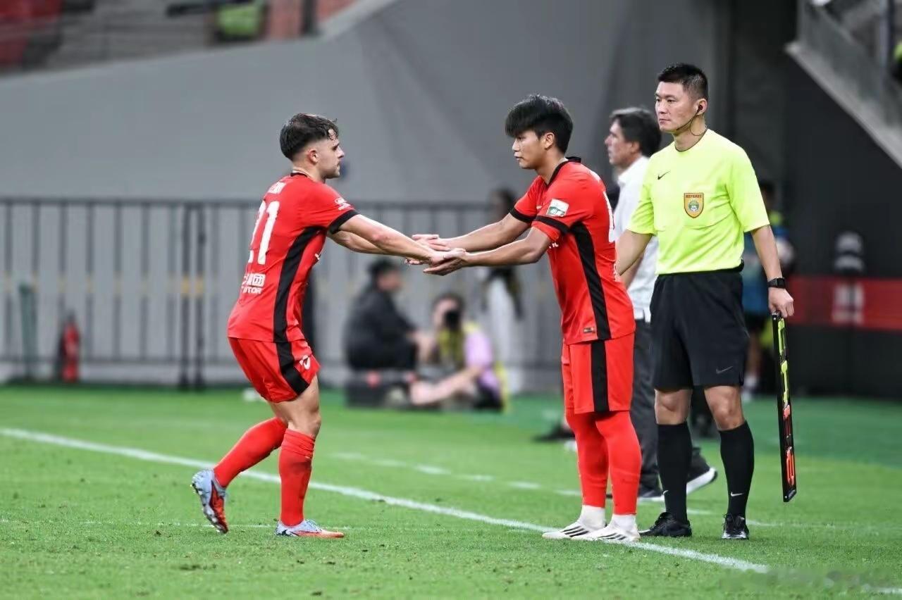 上海申花知名球迷老屠爆了一个料。今年联赛中期，原本海港主教练穆斯卡特是不准备要梅