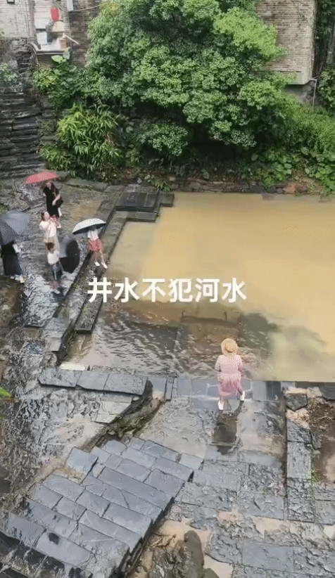 贺州，大雨后网友拍下神奇一幕！“井水不犯河水”具象化了：果然古人的话都是写实的。