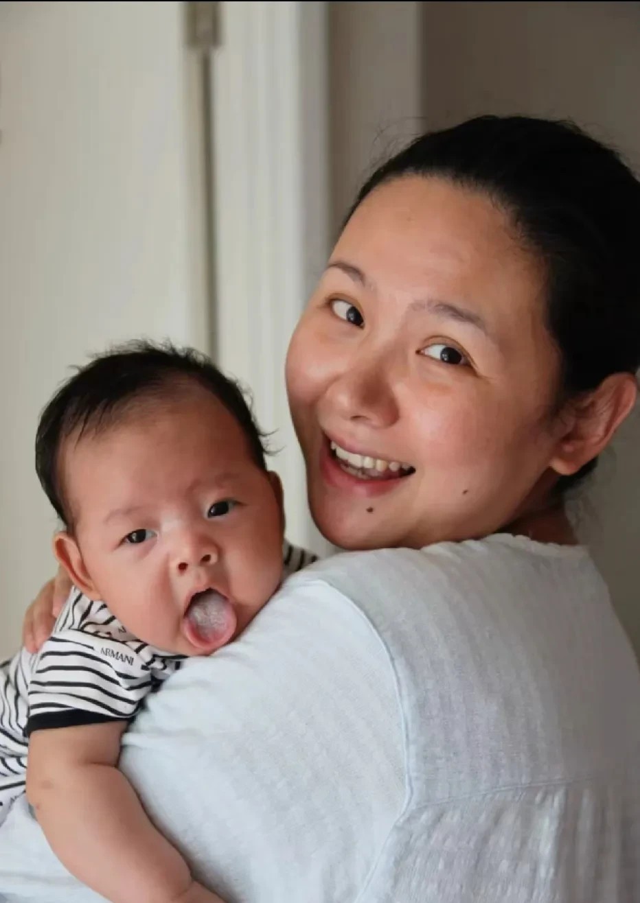 演员程莉莎和她那高大帅气的儿子，儿子都已长大成人了，妈妈还能如此小鸟依人，着实不