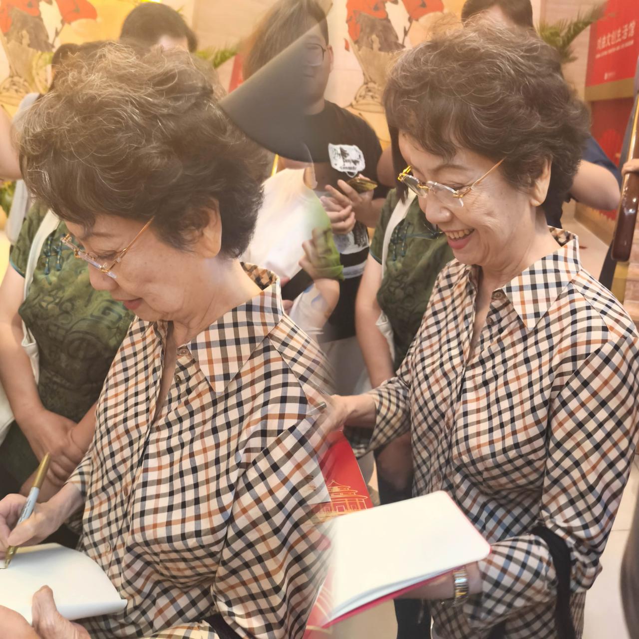 果然面相是会骗人的，李维康就是个例子，她今年6月份，还与丈夫耿其昌一起观看郭