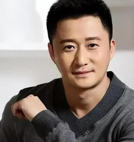 2019年，于谦拍摄《老师好》，想邀请吴京客串，又担心片酬少吴京看不上，于是打电