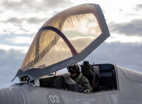 F-35B座舱盖锈水溢出，美军飞行员内心嘀咕：就这咋和歼35抗衡？近日，美国