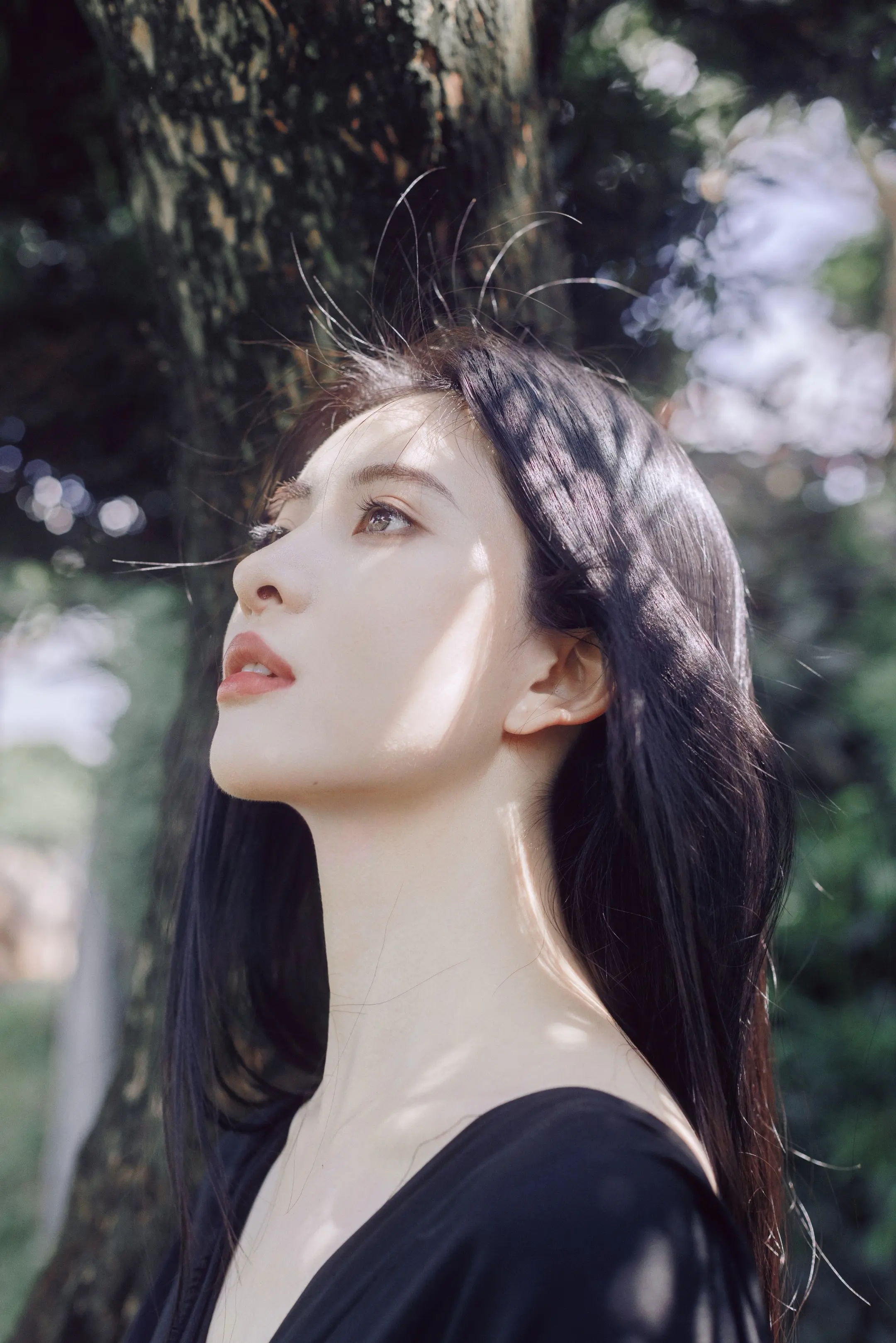 存一些适合i人姐妹中式清冷感拍照的动作。一直觉得拍中式清冷感写真，最难...