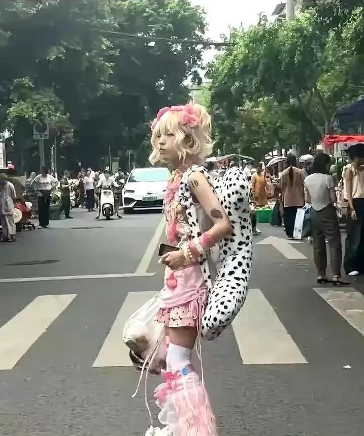 瞧瞧这街头的女孩，洛丽塔风格造型简直像从童话里蹦出来的精灵，超吸睛！不过也