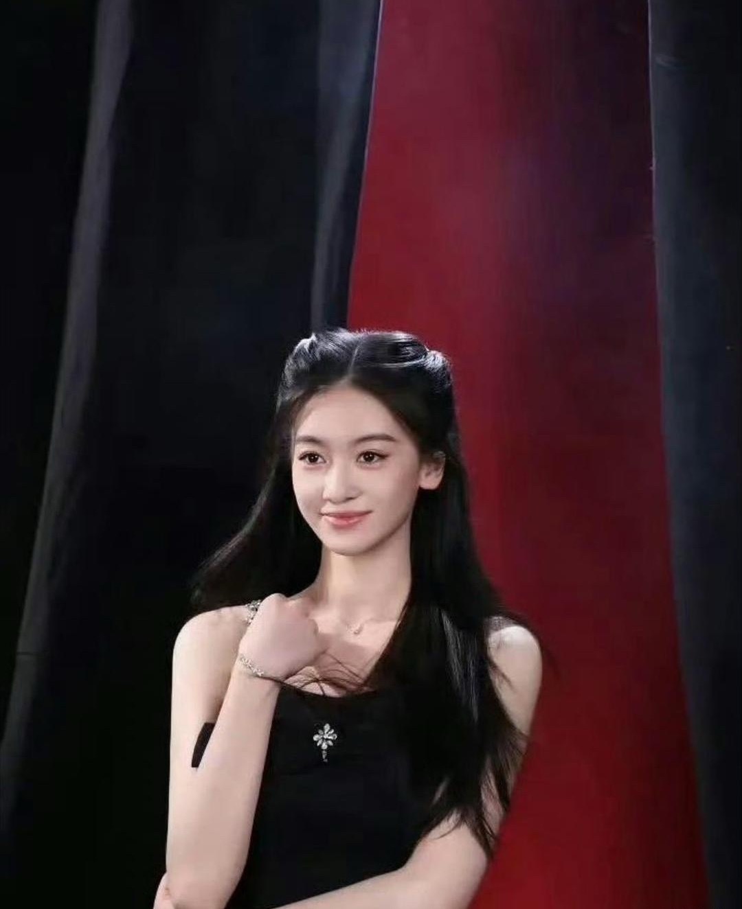 杨幂签的‎⁠⁠00后小花，长得也‎太像吴谨言﻿‎了吧⁠﻿！﻿